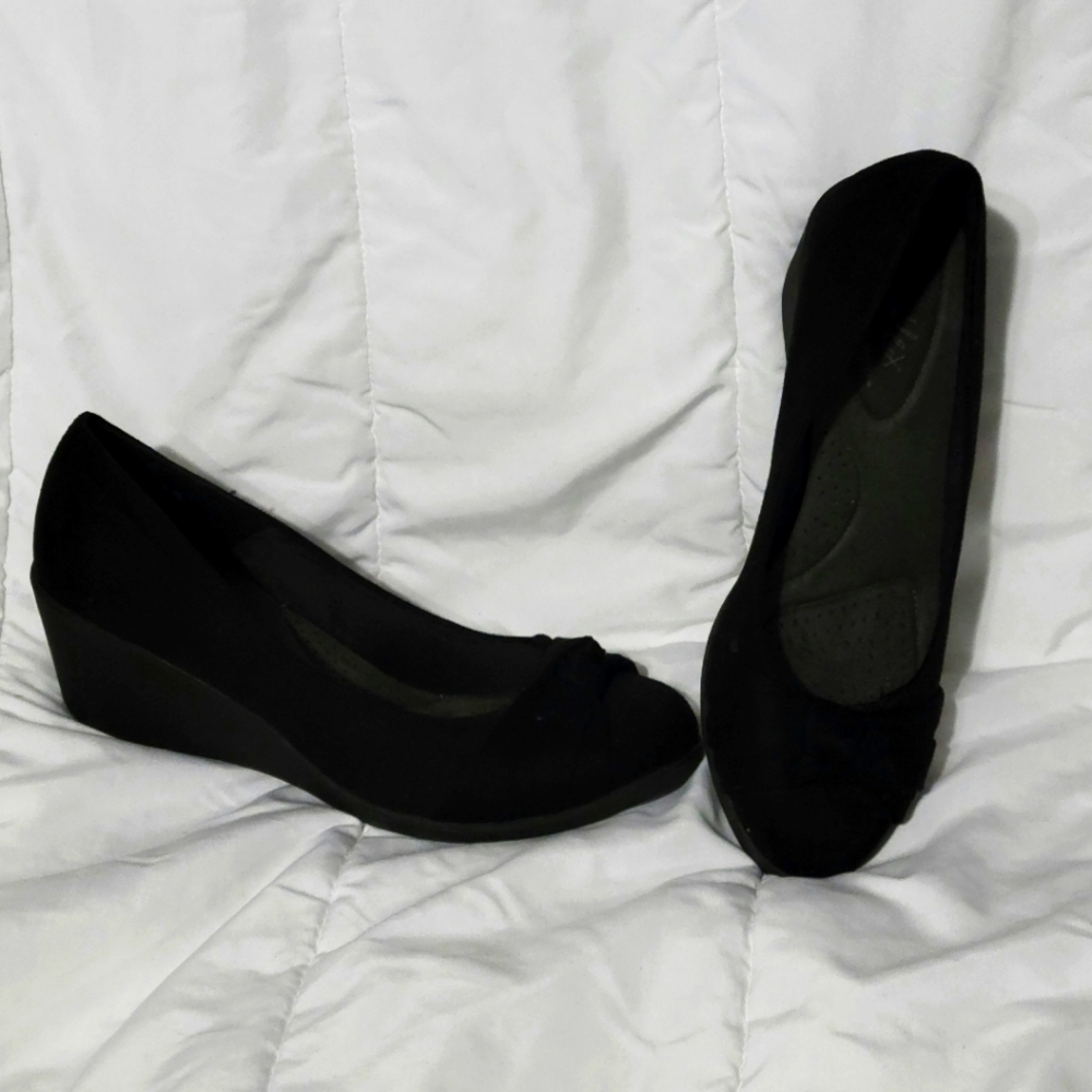 Womens wedge black shoe 8.5 like new